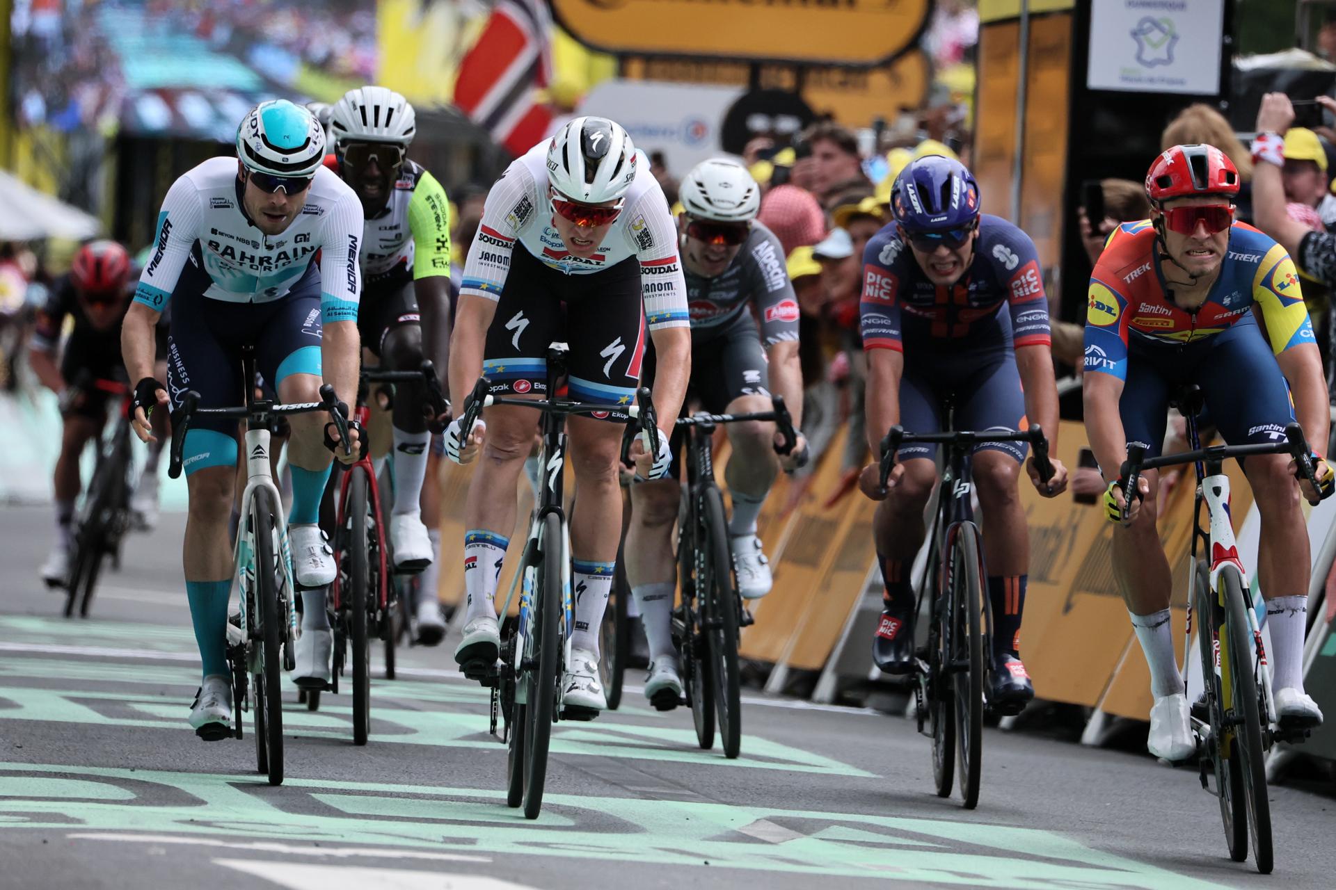 El ciclista belga Tim Merlier (2-L) del Soudal Quick-Step gana al sprint la tercera etapa del Tour de Francia. EFE/EPA/CHRISTOPHE PETIT TESSON