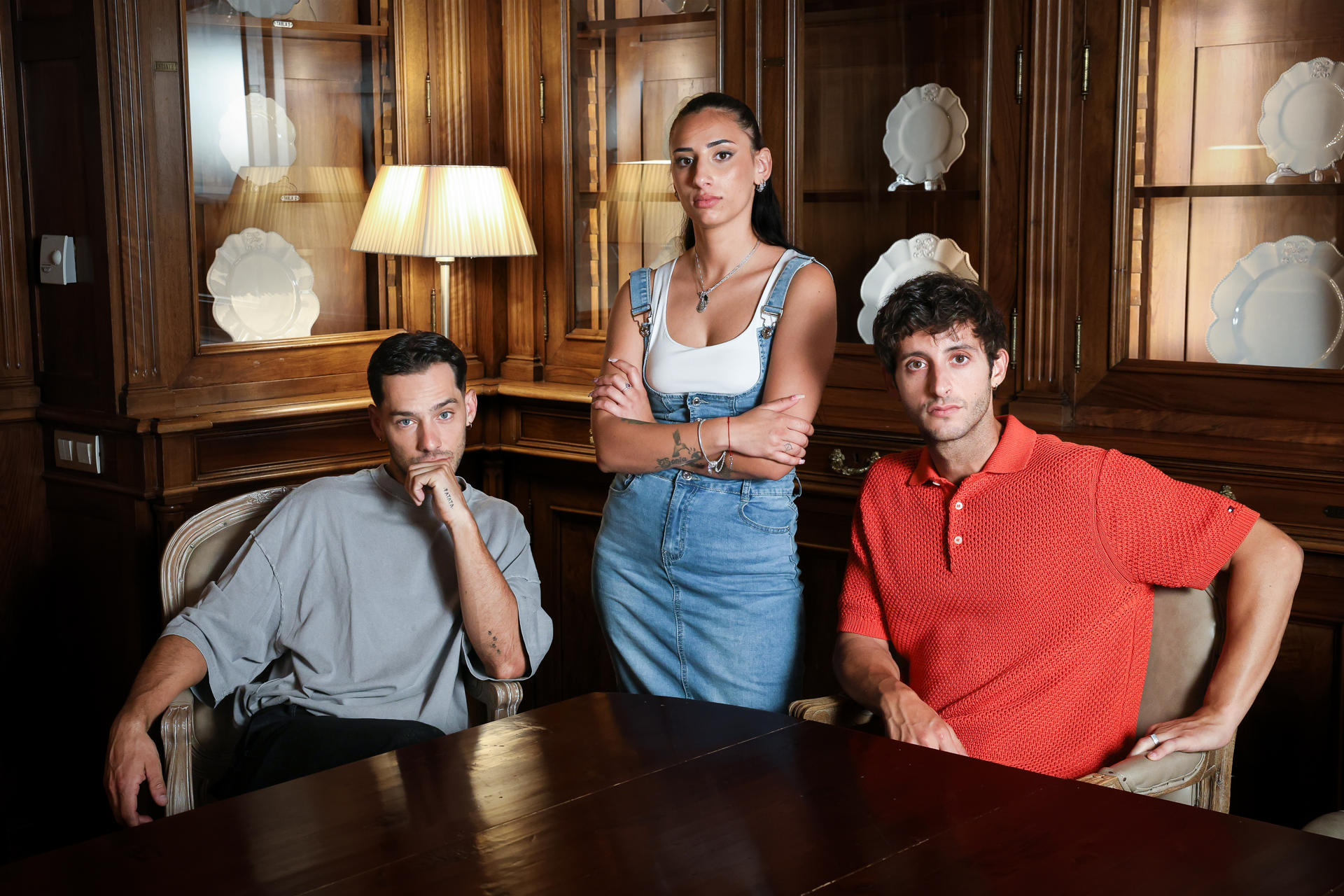 Zaira Romero (c), Joel Bosqued (izda) y Daniel Ibáñez (dcha) protagonistas de "El clan Olimpia". Imagen cedida de Pablo Cuadra/Getty para Disney+. SOLO USO EDITORIAL