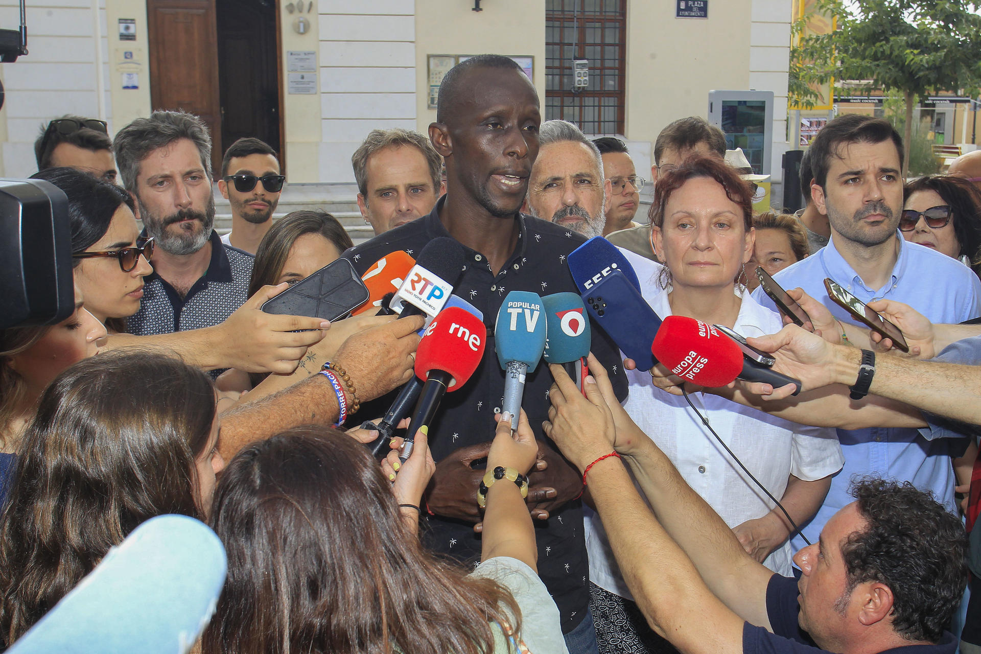 Serigne Mbayé, realiza declaraciones a la prensa durante la visita que la secretaria general de Podemos, Ione Belarra, ha realizado a Torre Pacheco, junto a otros miembros de su partido, para mostrar su apoyo a los vecinos de la localidad tras los recientes episodios de violencia racista, este martes. EFE/ Morell