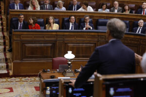 El presidente del Gobierno, Pedro Sánchez (i) escucha la intervención del líder del PP, Alberto Núñez Feijóo, en el pleno en el Congreso. EFE/ Javier Lizón