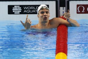El francés Leon Marchand estableció un nuevo récord del mundo de los 200 estilos tras nadar este miércoles en las semifinales de los Mundiales de Singapur en un tiempo de 1:52.69 minutos EFE/EPA/FAZRY ISMAIL