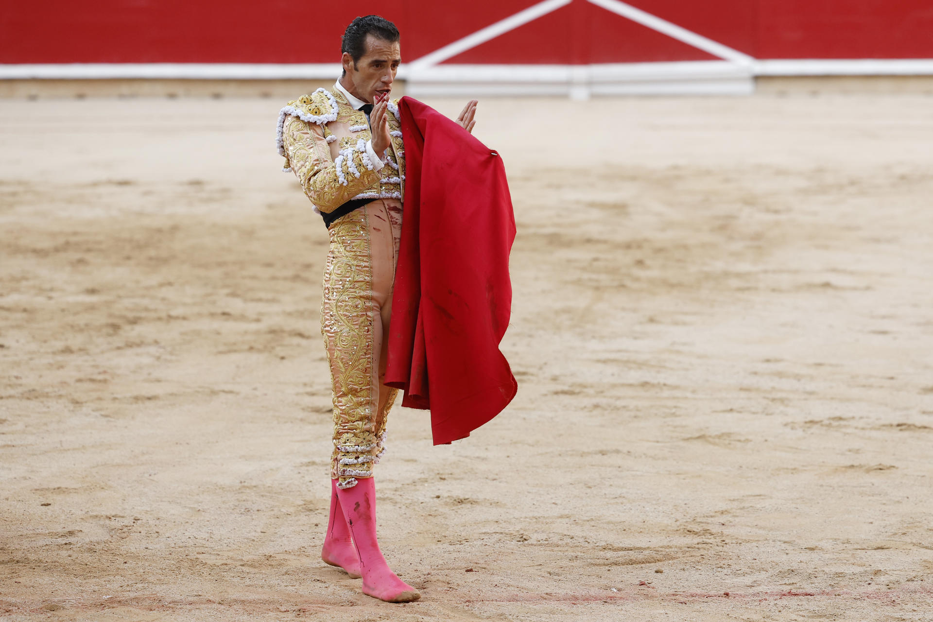 El torero Pepe Moral cortó una orja a su segundo de la tarde en la tercera de abono de la Feria de Toro de los Sanfermines 2025 con toros de la ganadería gaditana de Cebada Gago y en la que comparte cartel con los diestros Antonio Ferrera y Román. EFE/ Villar López