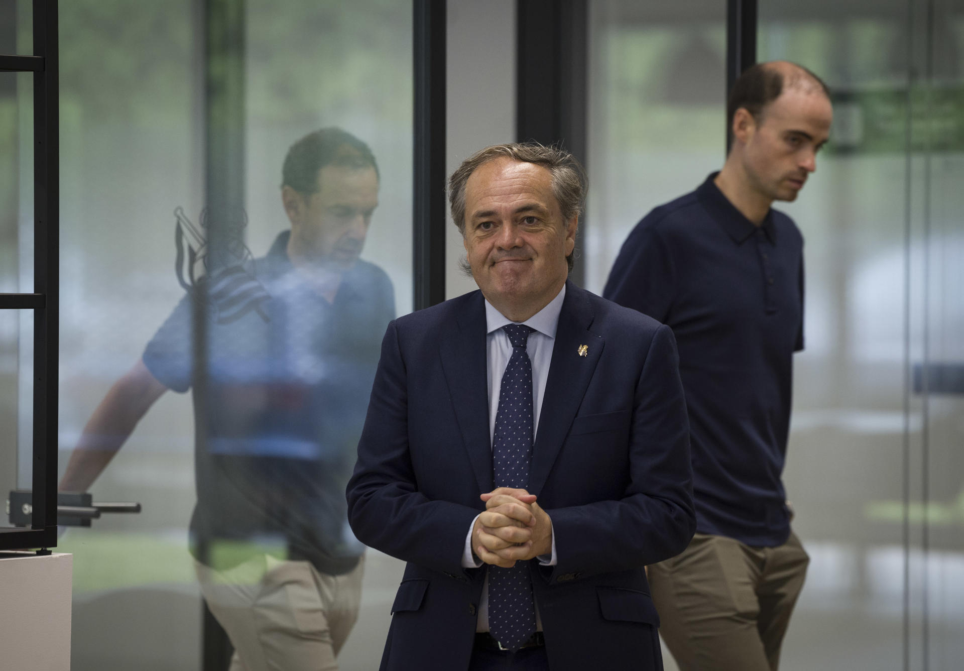 El presidente de la Real Sociedad, Jokin Aperribay, ha atendido a los medios de comunicación, en el inicio de la pretemporada en el campo de Zubieta, con un primer entrenamiento en el que no estarán aún los jugadores internacionales ni los que proceden del Sanse. EFE/Javier Etxezarreta