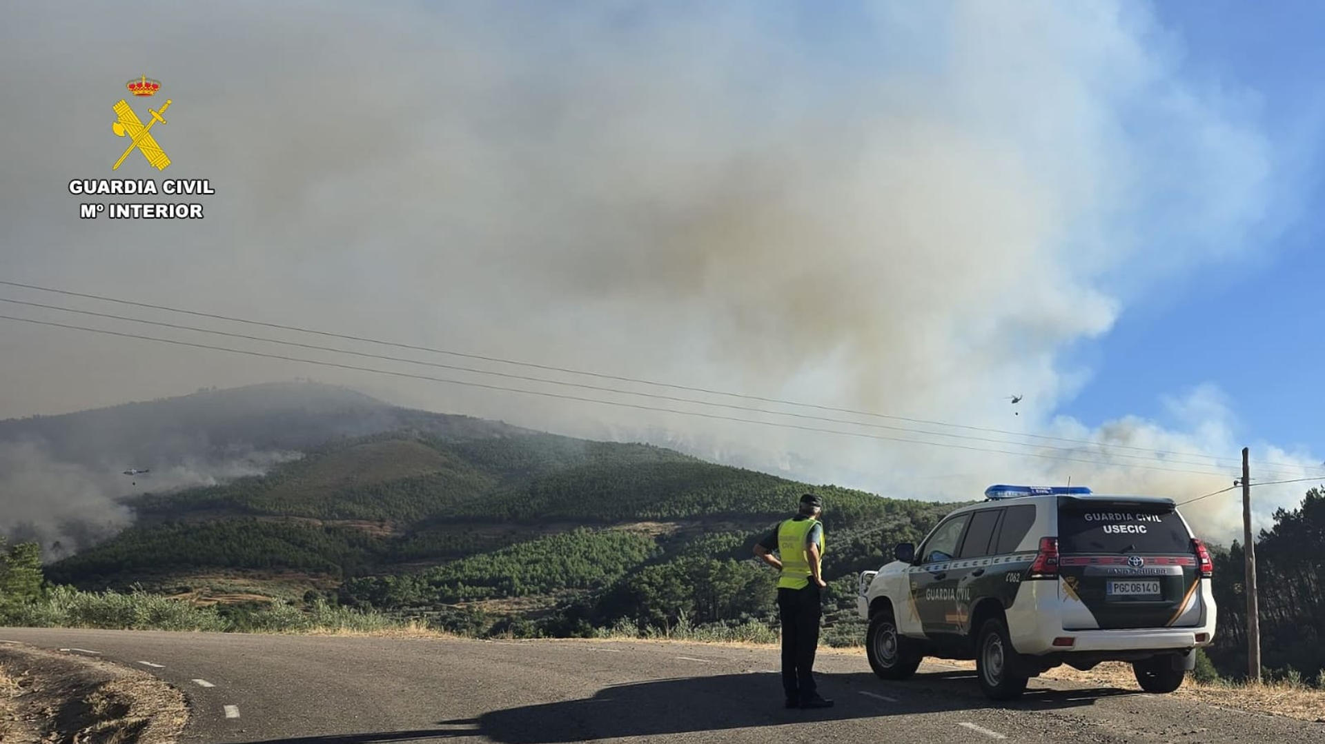 Un agente de la Guardia Civil observa el incendio forestal en la comarca cacereña de Las Hurdes, que ha quemado una superficie de 2.600 hectáreas en un perímetro de 28,5 kilómetros y en el que trabaja un dispositivo de emergencia que ha movilizado a 400 efectivos de extinción. EFE/ Guardia Civil // SOLO USO EDITORIAL/SOLO DISPONIBLE PARA ILUSTRAR LA NOTICIA QUE ACOMPAÑA (CRÉDITO OBLIGATORIO)