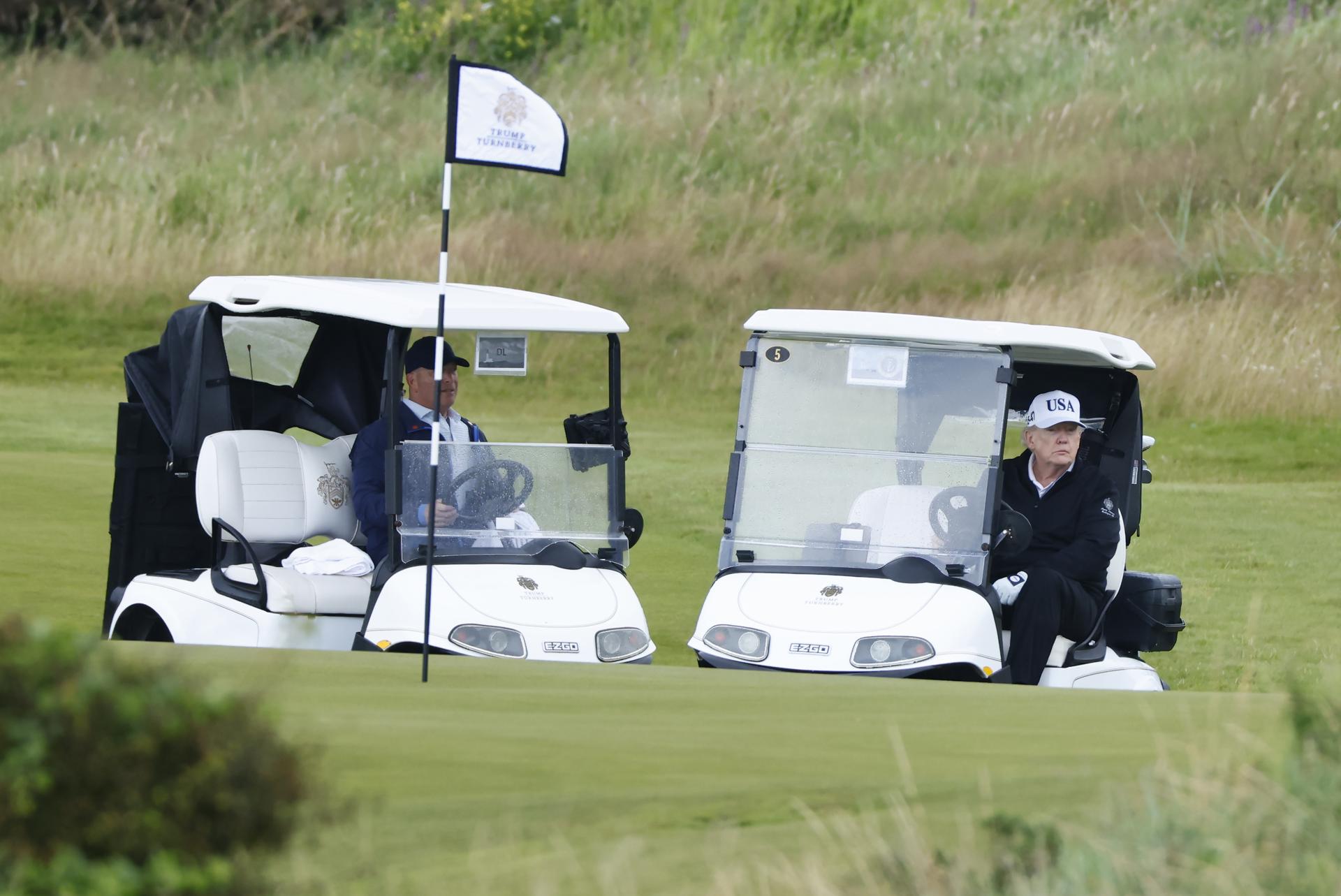 El presidente de EE.UU., Donald Trump (d), en un carrito de golf mientras se prepara para jugar en el campo de golf Trump Turnberry durante una visita privada en Turnberry, Escocia, Reino Unido, el 26 de julio de 2025. EFE/EPA/TOLGA AKMEN