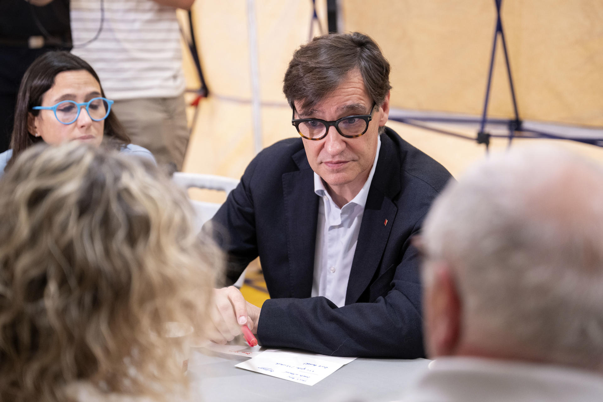 El presidente catalán, Salvador Illa, durante su visita al centro de mando en Guissona (Lleida) por el incendio, ya estabilizado, de Torrefeta y Florejacs, que ayer causó dos muertos. EFE/Álex López
