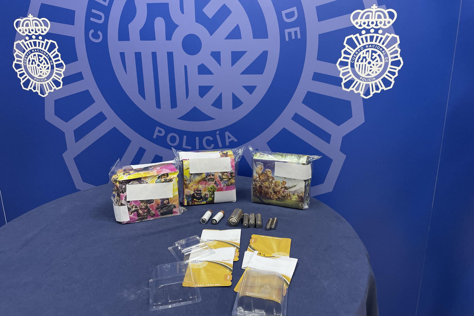 La Policía Nacional ha desmantelado una fabrica ilegal en Yuncler (Toledo) dedicada a producir pilas falsificadas para distribuirlas a grandes centros, algo que no consiguieron al haber interceptado todo el material en la mayor operación contra este tipo de falsificaciones que se conoce en España y en todo Europa. EFE/Inés Verdejo