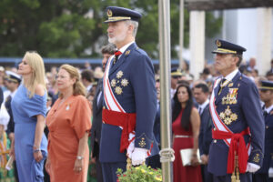 El rey Felipe VI durante el acto de entrega de Reales Despachos de Teniente de la Academia General del Aire, este lunes en la Plaza de Armas de la Academia General del Aire y del Espacio (AGA) en San Javier (Murcia), al acto han asistido el presidente de la Comunidad de Murcia, Fernando López Miras, y la Delegada del Gobierno en Murcia, Mariola Guevara. EFE/Juan Carlos Caval