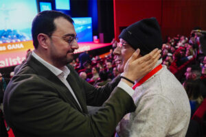 Imagen de archivo (19/01/2025).- El presidente del Principado y líder regional del partido, Adrián Barbón (i), saluda al expresidente del Principado Antonio Trevín (d) durante la clausura el 34º congreso de la Federación Socialista Asturiana (FSA-PSOE). EFE
