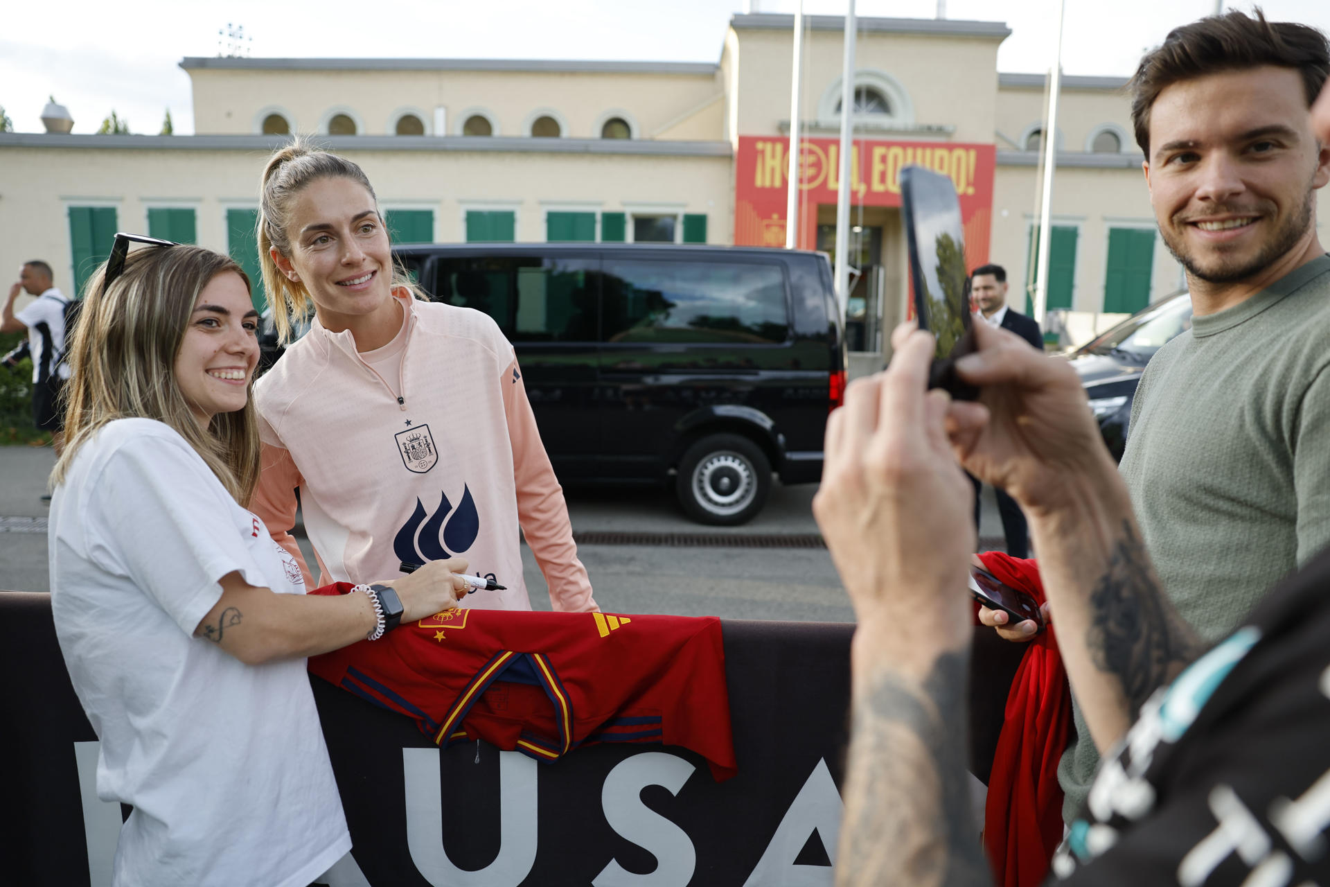 La jugadora de la selección española, Alexia Putellas, tras la rueda de prensa que ha ofrecido hoy jueves en Lausana, previa a la final que disputan el próximo domingo frente a Inglaterra. EFE / Ana Escobar.
