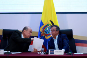 El presidente de Colombia, Gustavo Petro (d), el exministro de Relaciones Exteriores Álvaro Leyva. EFE/ José Jácome