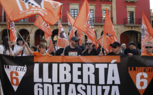 Cientos de personas se han concentrado este jueves en Gijón para reclamar la puesta en libertad de las seis sindicalistas conocidas como las 'Seis de la Suiza' que este jueves han ingresado en el Centro Penitenciario de Asturias para cumplir una pena individual de tres años y medio de prisión por coacciones al propietario de una pastelería. Organizaciones del grupo de apoyo a las sindicalistas vinculadas a la CNT, cinco mujeres y un hombre, han sido los artífices de esta protesta para rechazar unas condenas que consideran un despropósito por buscar coaccionar las protestas sociales y limitar las acciones de los sindicatos. EFE/ Juan González