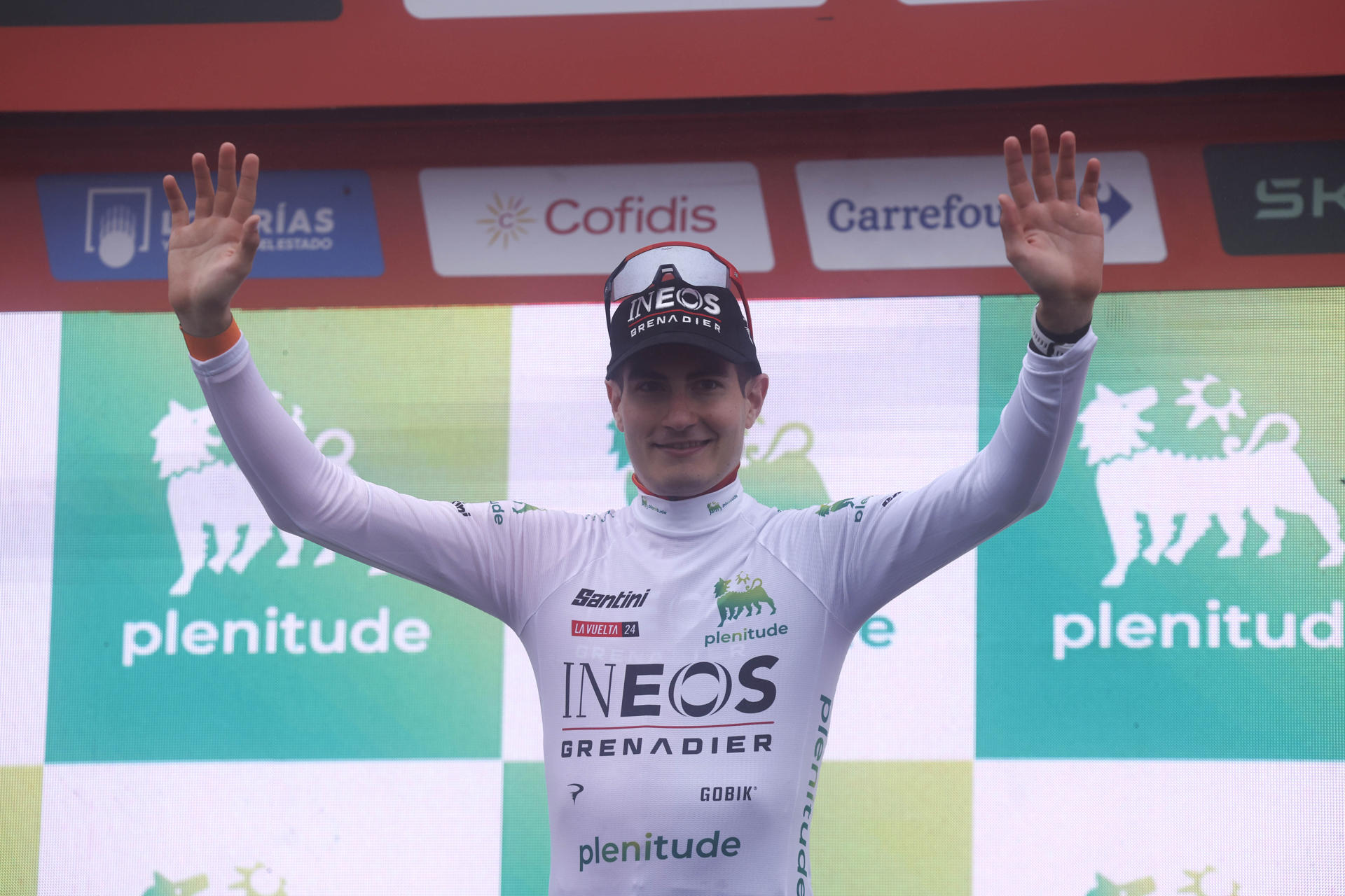 Imagen de archivo de Carlos Rodríguez en el podio de la Vuelta a España con el maillot de mejor joven. EFE/Javier Lizón