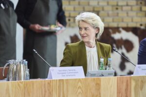 La presidenta de la Comisión Europea, Ursula von der Leyen, asiste este jueves a una mesa redonda inicial en la Universidad de Aarhus durante la ceremonia oficial de apertura de la Presidencia danesa de la UE de 2025, en Aarhus, Dinamarca. EFE/EPA/Mikkel Berg Pedersen DENMARK OUT