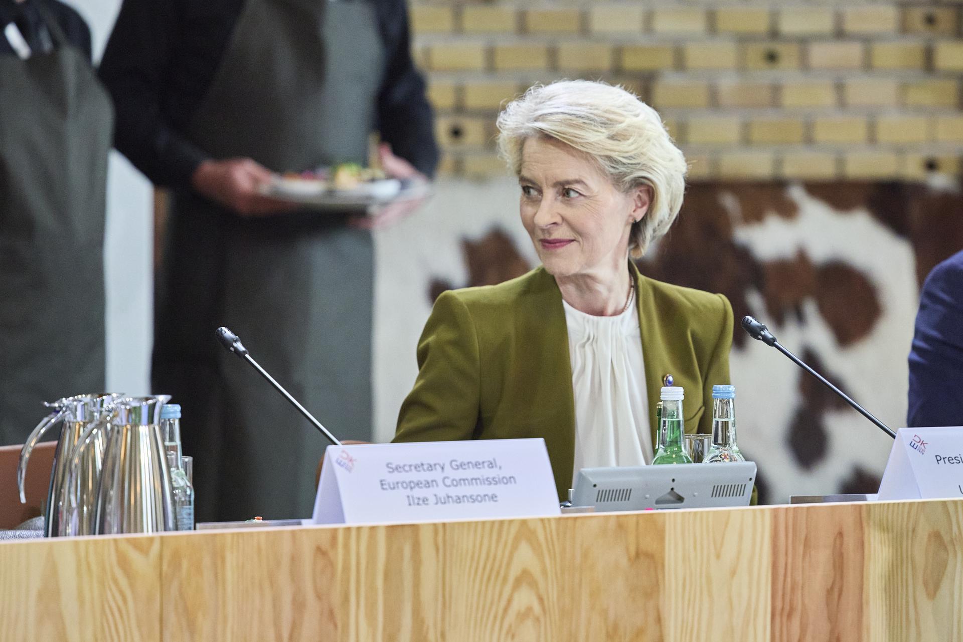 La presidenta de la Comisión Europea, Ursula von der Leyen, asiste este jueves a una mesa redonda inicial en la Universidad de Aarhus durante la ceremonia oficial de apertura de la Presidencia danesa de la UE de 2025, en Aarhus, Dinamarca. EFE/EPA/Mikkel Berg Pedersen DENMARK OUT