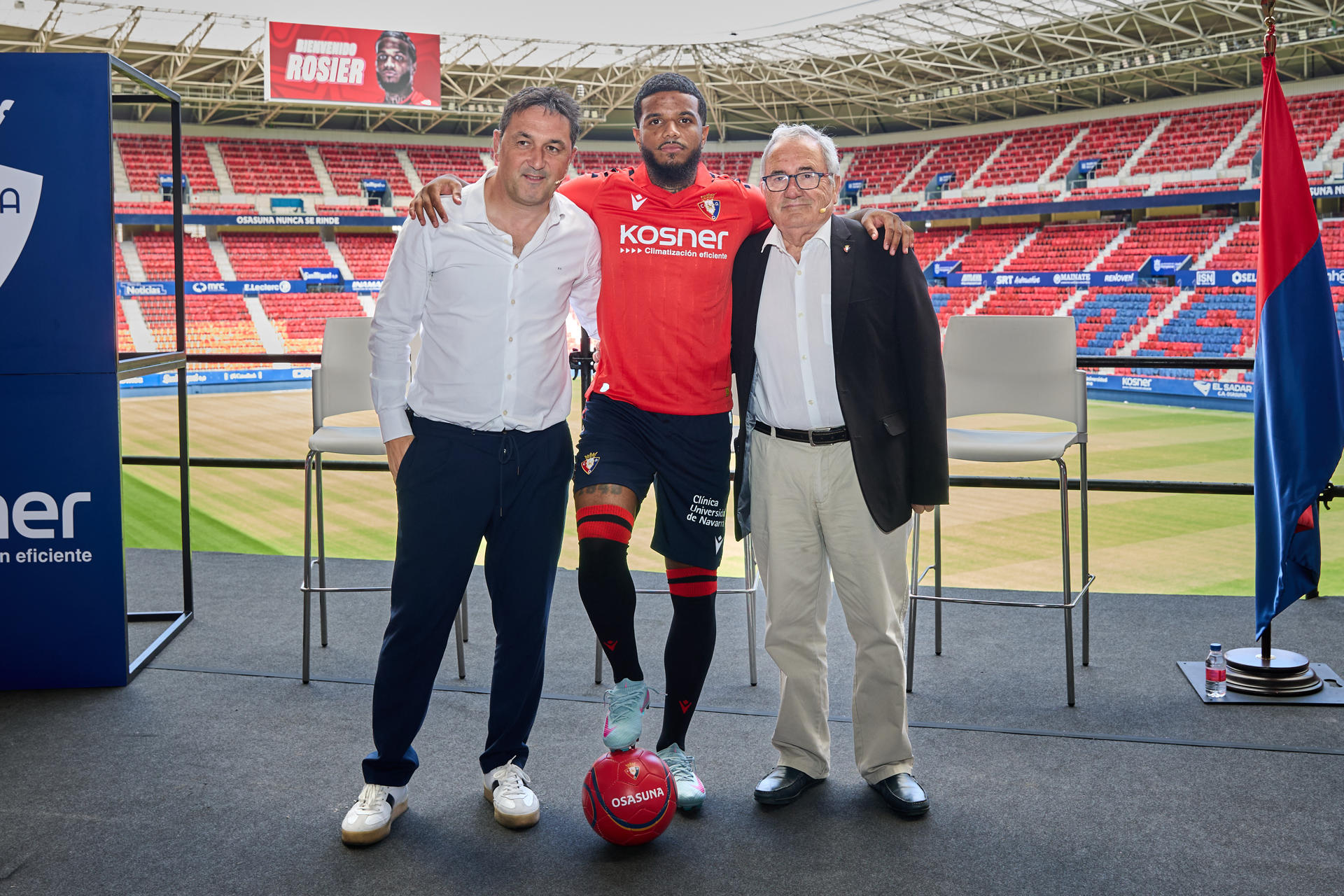 El lateral derecho francés Valentín Rosier (c), procedente del Leganés, ha sido presentado este martes en El Sadar como jugador de Osasuna para las próximas tres temporadas. Rosier ha estado acompañado de Luis Sabalza (d), presidente de la entidad, y de Braulio Vázquez (i), director deportivo. EFE/ J.P. Urdíroz