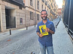 El escritor tarraconense Toni Sánchez afirma que actualmente vivimos tiempos en los que resulta difícil que "alguien pague por sus crímenes", por lo que en su nueva novela, 'Atrapada en la oscuridad' (Planeta), ha querido poner el foco en "la capacidad de salir indemne de la lucha contra el mal". Foto cedida por Planeta.