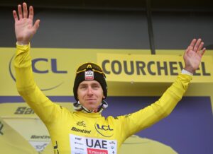 El ciclista esloveno Tadej Pogacar (UAE) saluda este jueves desde el podio luciendo el maillot amarillo de líder del Tour de Francia. EFE/CHRISTOPHE PETIT TESSON
