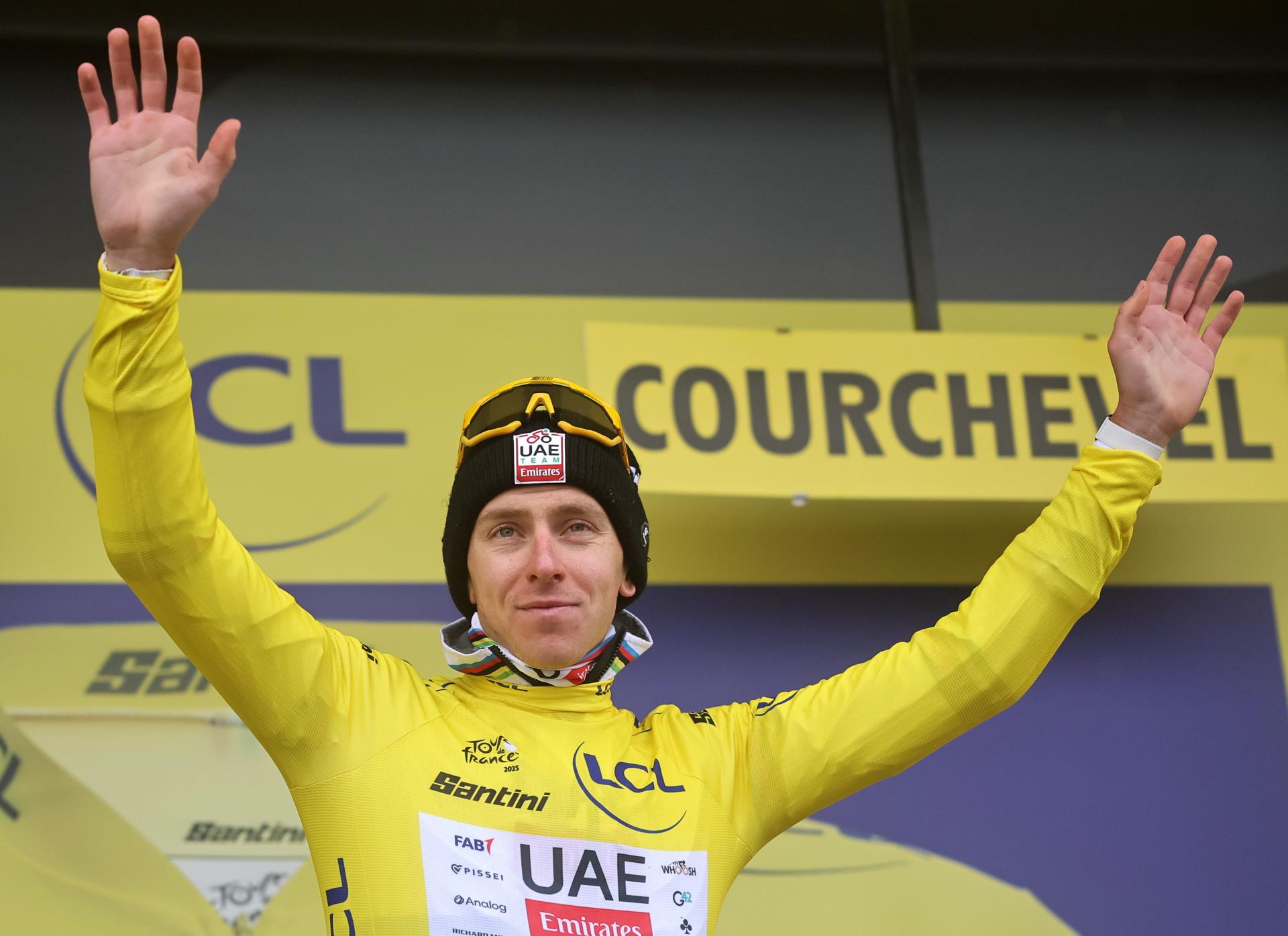 El ciclista esloveno Tadej Pogacar (UAE) saluda este jueves desde el podio luciendo el maillot amarillo de líder del Tour de Francia. EFE/CHRISTOPHE PETIT TESSON