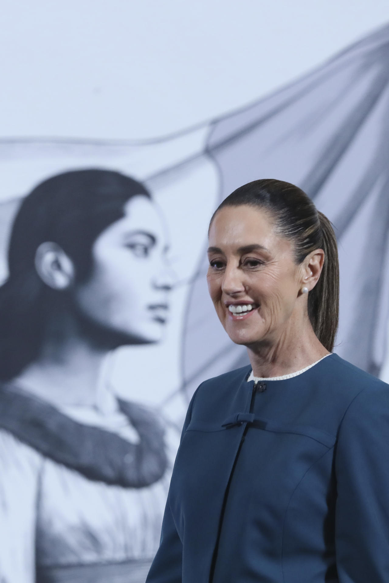 La presidenta de México, Claudia Sheinbaum, participa en una rueda de prensa este lunes, en el Palacio Nacional, en Ciudad de México (México). EFE/ Mario Guzmán
