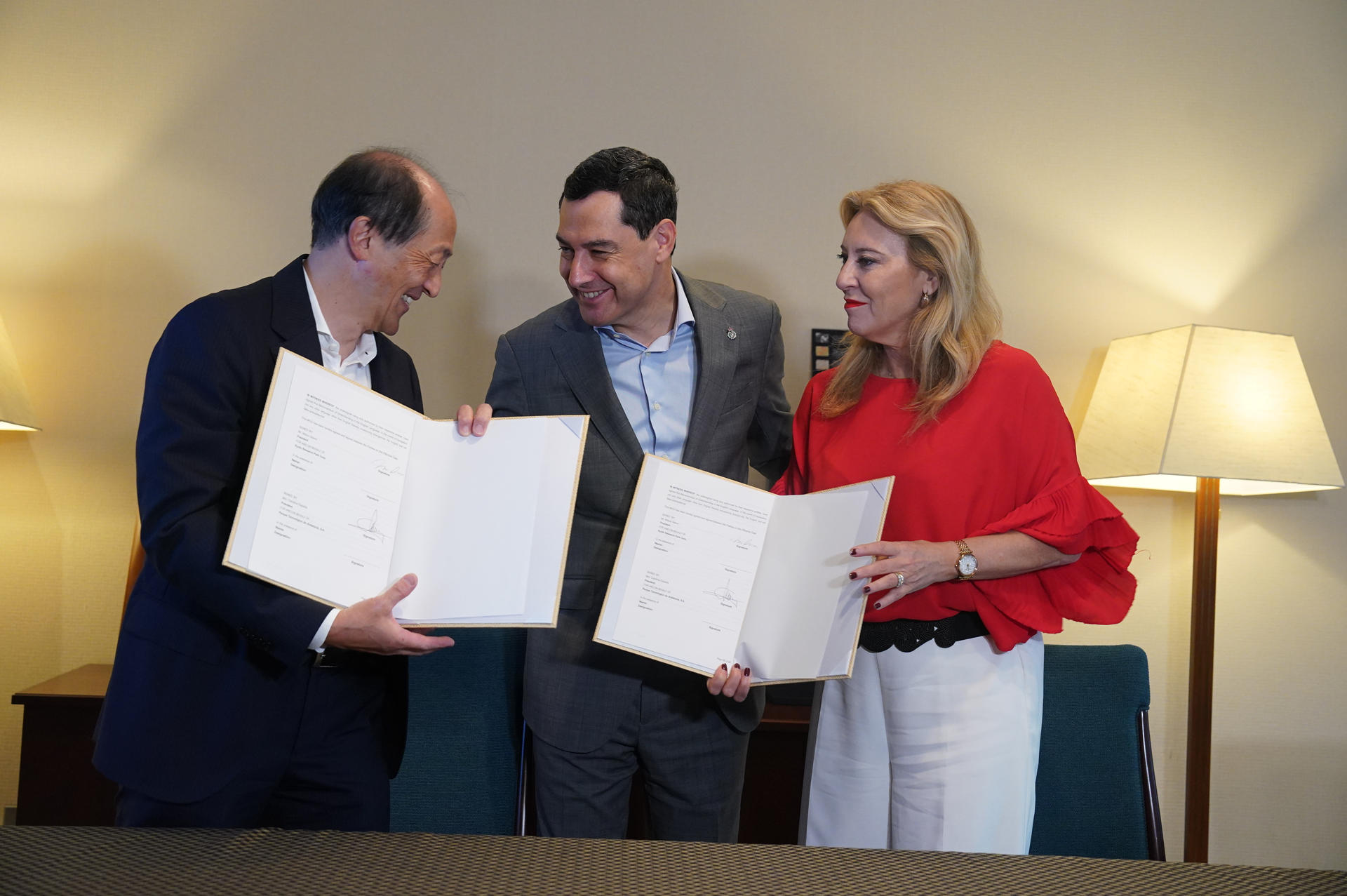 El presidente de la Junta de Andalucía, Juanma Moreno (d), durante su visita de este jueves al Kioto Research Park, donde la delegación andaluza firmó un convenio de colaboración, en Kioto (Japón). EFE/Junta de Andalucía // SOLO USO EDITORIAL/SOLO DISPONIBLE PARA ILUSTRAR LA NOTICIA QUE ACOMPAÑA (CRÉDITO OBLIGATORIO)