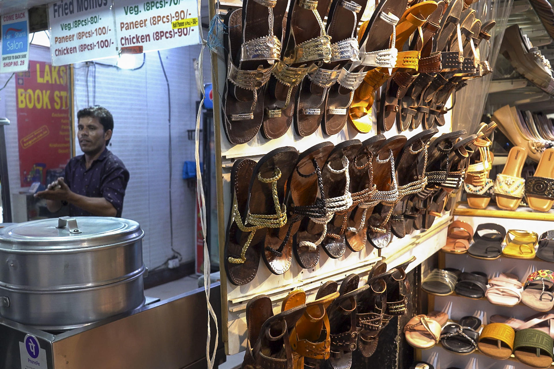Vista del Janpath Market, uno de los mercados en Nueva Delhi, donde se venden las sandalias tradicionales indias ‘Kolhapuri chappals’. EFE/Lucía Goñi