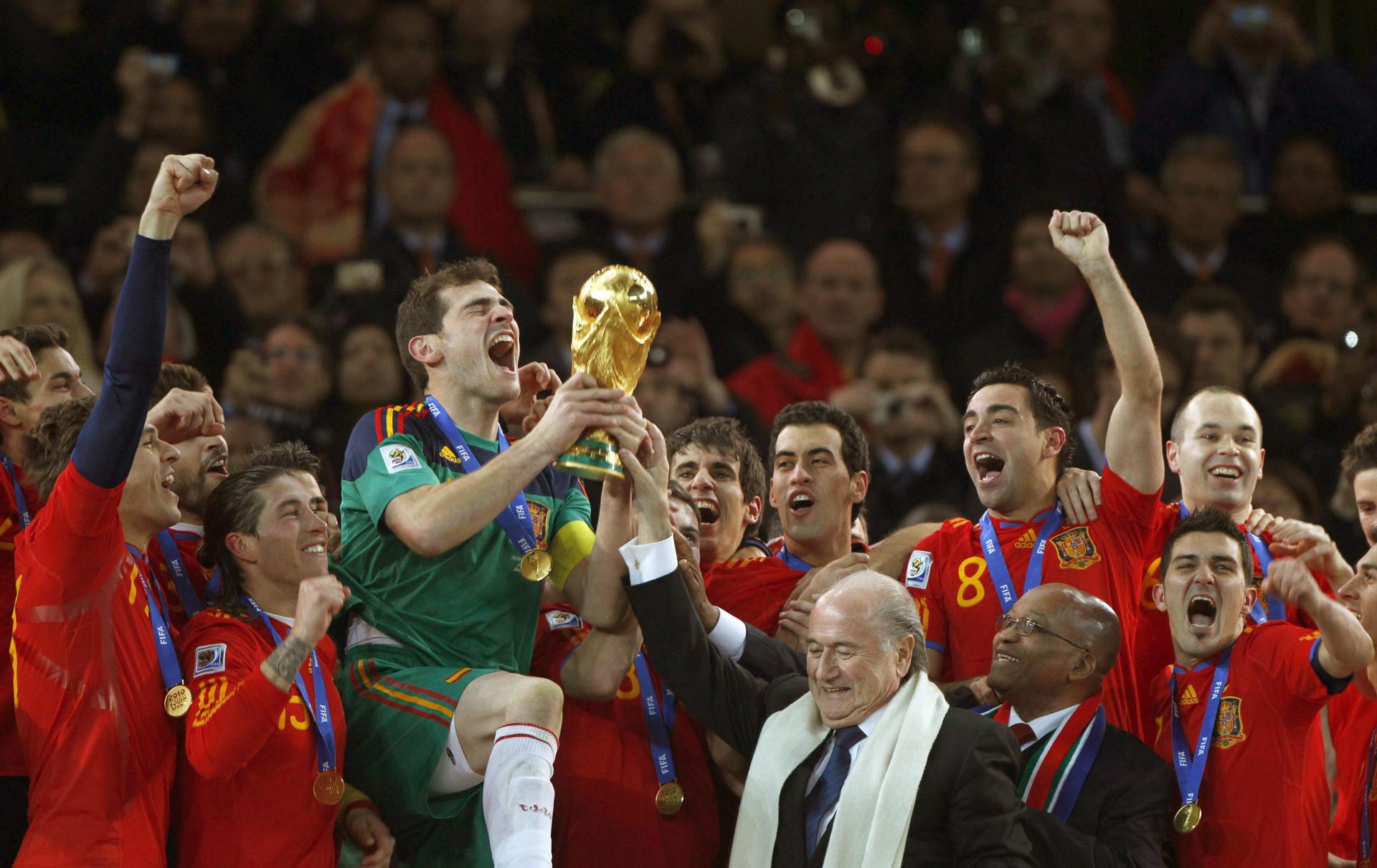 El excapitan de la selección española de fútbol, Iker Casillas,d. recibe del presidente de la FIFA, Josep Blatter,d, la copa del Mundial de Sudáfrica que la selección española consiguió tras vencer en la final a la selección de Holanda por 1-0, en una foto de archivo. EFE/Cézaro de Luca PROHIBIDO SU USO EN DISPOSITOS MÓVILES.[PROHIBIDO SU USO EN DISPOSITOS MÓVILES.]