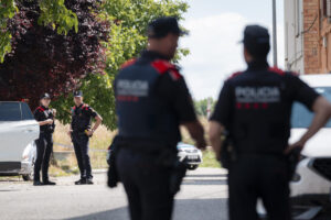 Los Bomberos de la Generalitat y los Mossos buscan esta noche a dos personas que habrían sido arrastradas por el río Foix a su paso por la localidad barcelonesa de Cubelles, que esta tarde ha registrado un considerable aumento de caudal al abrirse las compuertas para desaguar el embalse del mismo nombre. EFE/ David Borrat