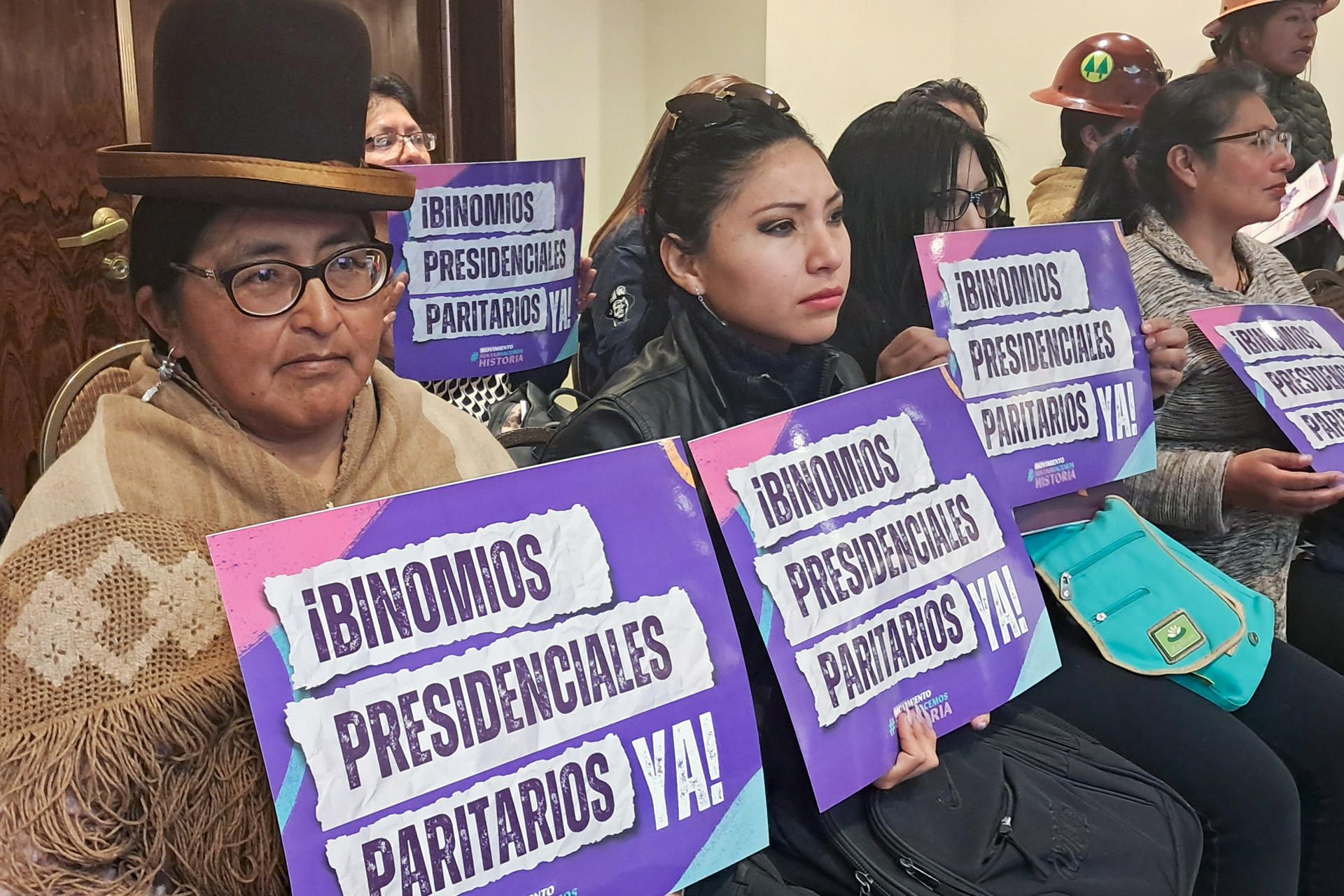 Fotografía tomada el pasado 26 de junio de 2025 de un grupo de mujeres al participar en el foro "Por la Igualdad, hacia la Bolivia que queremos", con candidatos y candidatas presidenciales, en La Paz (Bolivia). EFE/Gina Baldivieso
