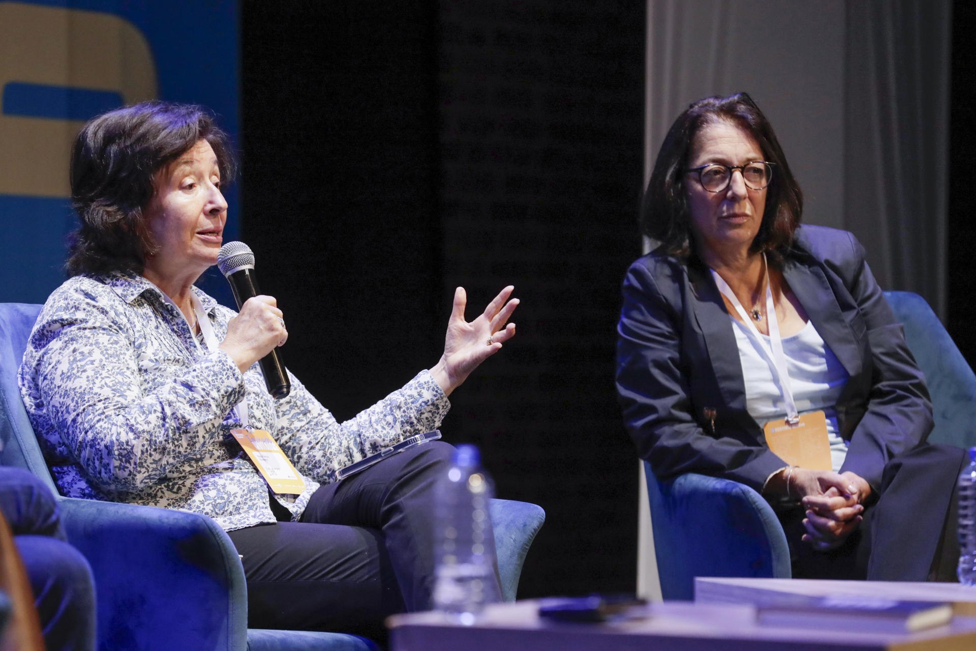 La directora de CLIP, María Teresa Ronderos (i), habla junto a la profesora de la Universidad de Columbia Anya Schiffrin (d) en la charla ‘La verdad en los tiempos de la desinformación’ durante el Festival Gabo de Periodismo, este sábado, en Bogotá (Colombia). EFE/Carlos Ortega