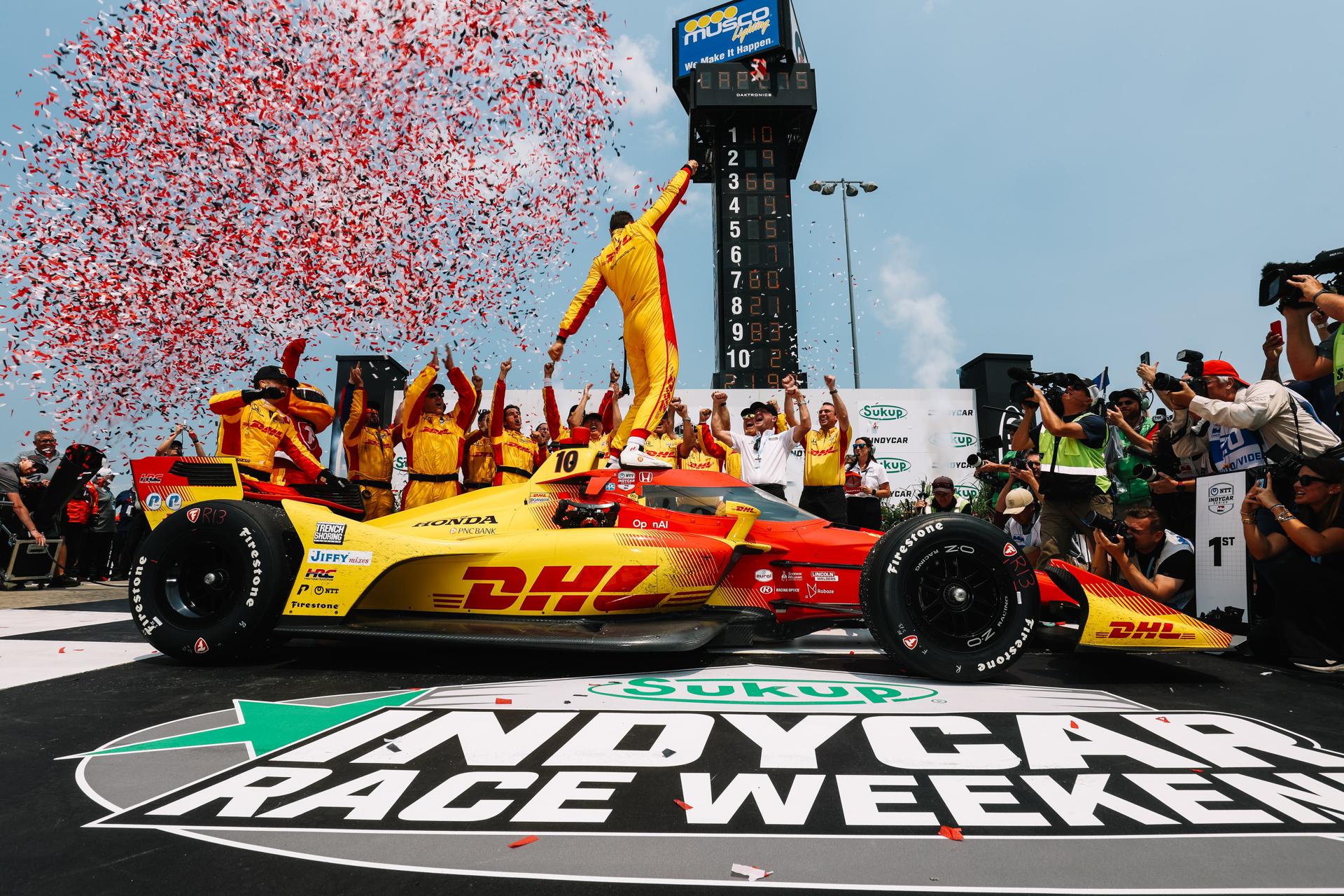 El piloto español Álex Palou, del equipo Chip Ganassi, celebra su victoria en la segunda carrera en el óvalo corto del Iowa Speedway en Newton, Iowa (EE.UU.). El español Álex Palou (Chip Ganassi) ganó este domingo en el oval de Iowa y selló su séptima victoria en doce carreras de la temporada de la IndyCar para blindar su liderato en el campeonato. EFE/Joe Skibinski/Indycar SOLO USO EDITORIAL/SOLO DISPONIBLE PARA ILUSTRAR LA NOTICIA QUE ACOMPAÑA (CRÉDITO OBLIGATORIO)NO VENTAS
