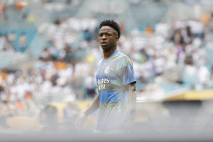 Vinicius cumple este martes en Miami su trabajo de calentamiento para el partido de octavos de final del Mundial de Clubes del Real Madrid contra Juventus en un ambiente de menor calor a sus anteriores participaciones en fase de grupos. EFE/ Juan Ignacio Roncoroni