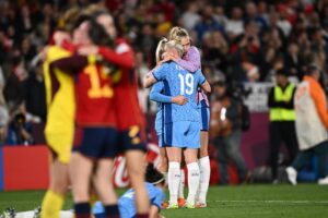 España celebra mientras Inglaterra se consuela en la final del mundial femenino de fútbol en Sydney, Australia. EFE/EPA/DAN HIMBRECHTS