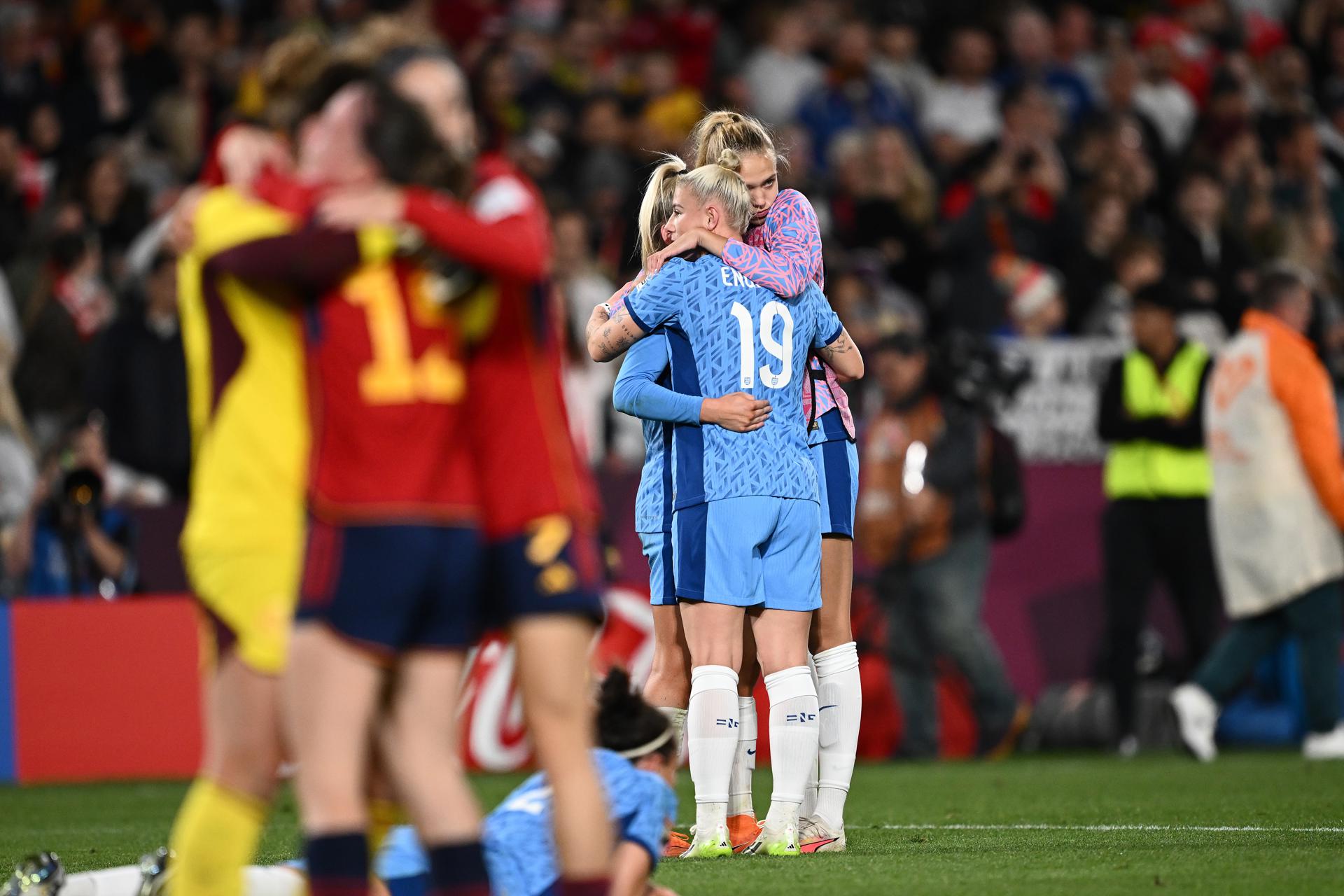 España celebra mientras Inglaterra se consuela en la final del mundial femenino de fútbol en Sydney, Australia. EFE/EPA/DAN HIMBRECHTS