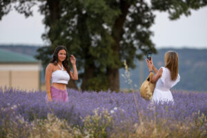 Varios turistas posan para una foto mientras visitan los campos de lavanda en flor de Brihuega, localidad de Guadalajara, este jueves. EFE/Fernando Villar