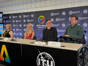 La atleta paralímpica Charlotte Henshwa (i), la cortadora de manos biónicas Tilly Lockey y Rodrigo Mendes (d), primera persona parapléjica que condujo un coche de carreras con la mente participan este miércoles, en la conferencia de prensa sobre el Superhumano de la Cumbre de Inteligencia Artificial para el Bien Común, en Ginebra (Suiza). EFE/Isabel Saco