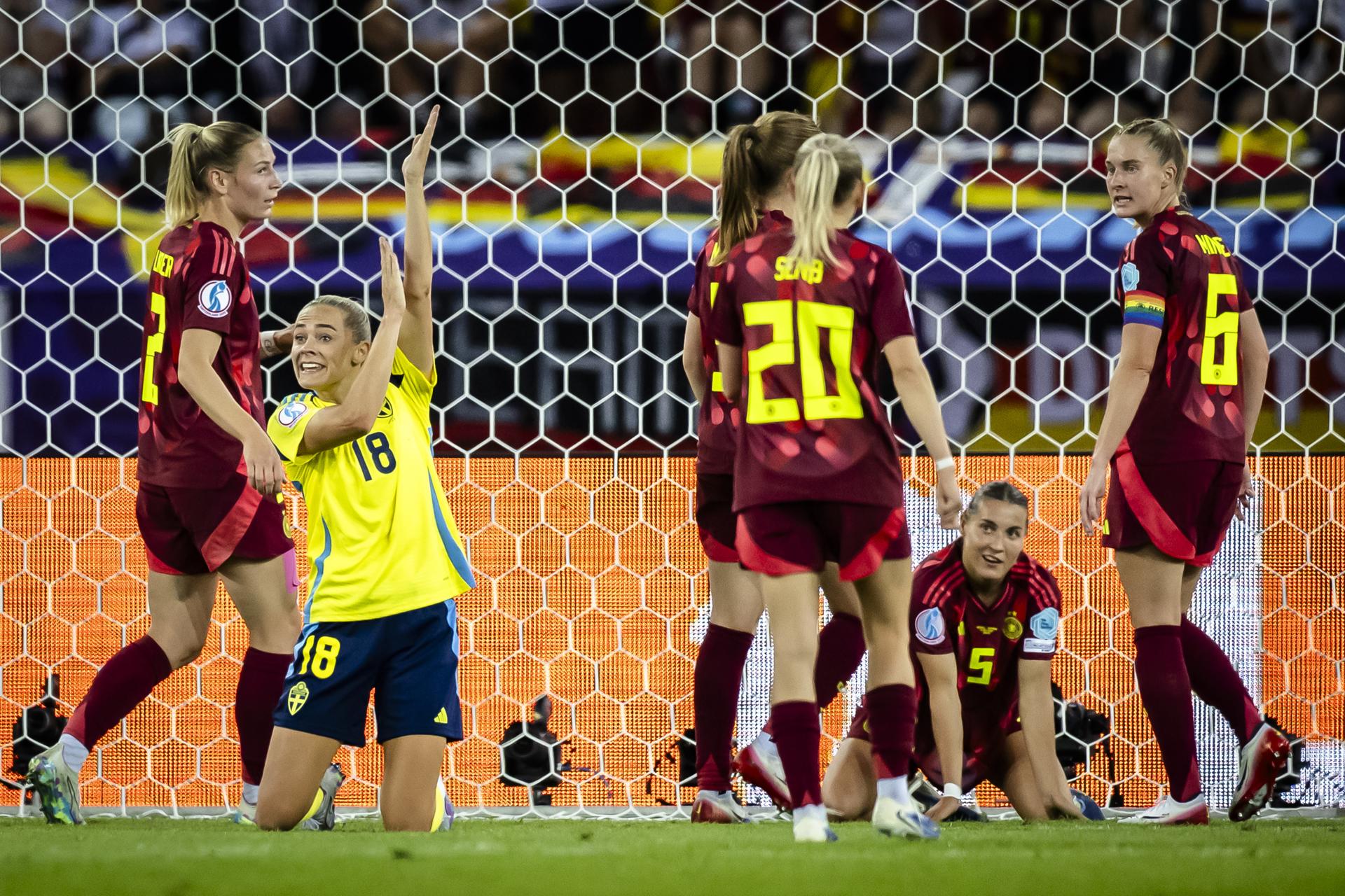 La jugadora sueca Fridolina Rolfo (2-I) reclama mano mientras las jugadoras alemanas se lamentan durante el partido de la Eurocopa femenina jugado en Zúrich, Suiza. EFE/EPA/MICHAEL BUHOLZER