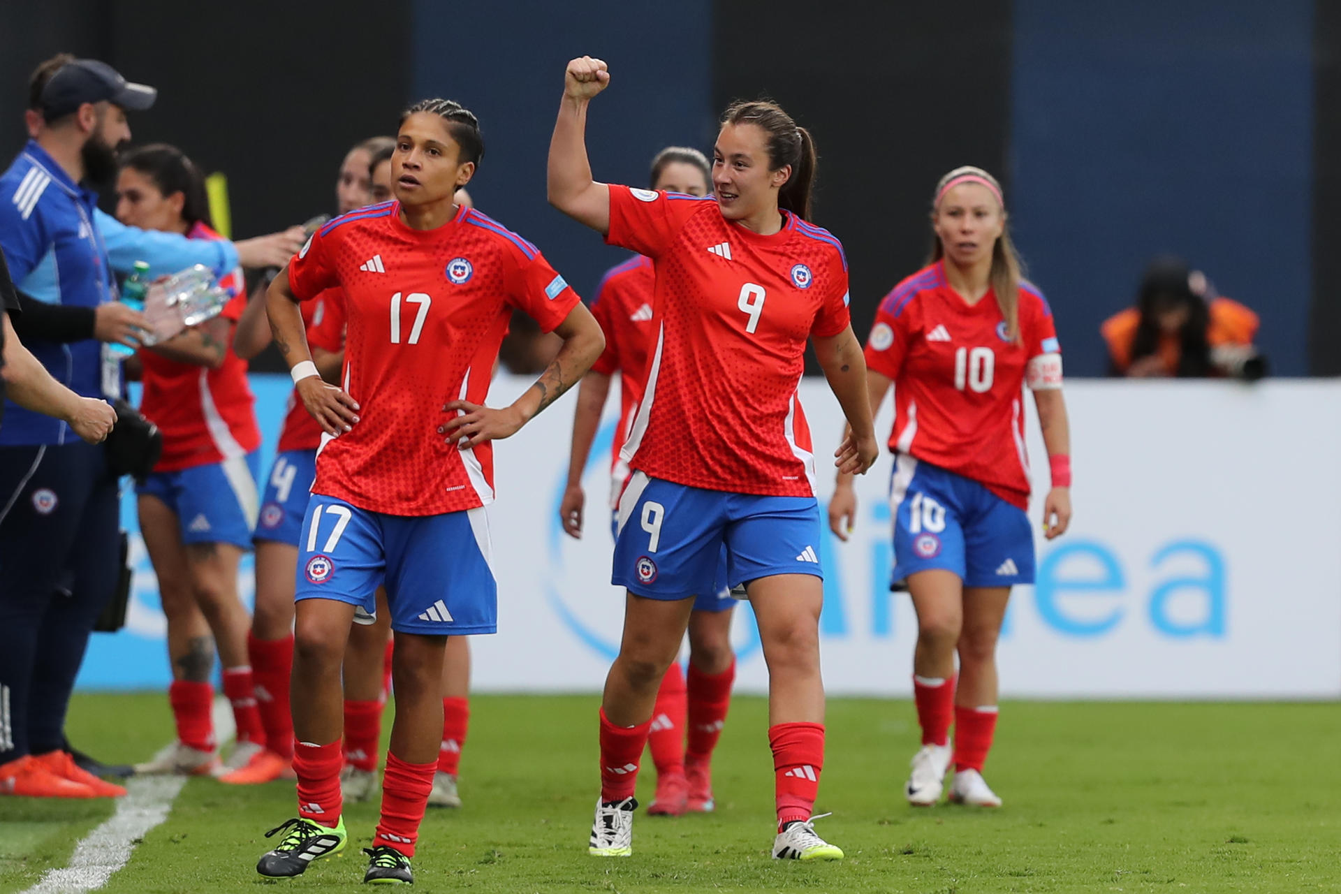 Jugadoras de Chile celebran un gol en un partido de la Copa América Femenina entre Perú y Chile en el estadio Complejo Independiente del Valle, en Quito (Ecuador). EFE/ Jóse Jácome
