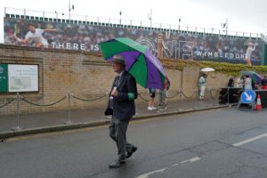 La lluvia ha hecho acto de presencia en Londres y ha obligado a retrasar el inicio de la jornada en el torneo de Wimbledon, tercer Grand Slam de la temporada. EFE/DANIEL HAMBURY (Sólo uso editorial)