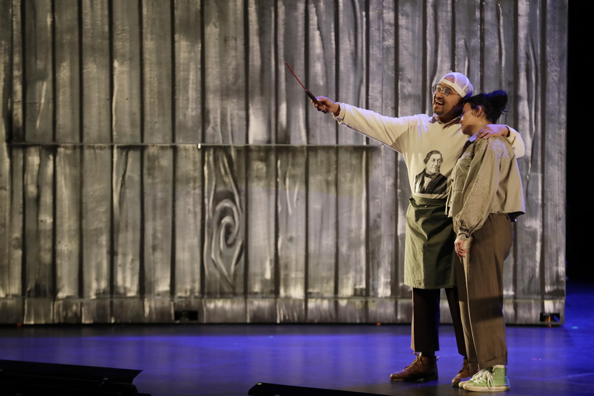 Fotografía de artistas presentando la obra 'La cuina de Rossini' en el teatro Mayor Julio Mario Santo Domingo, en Bogotá (Colombia). EFE/ Carlos Ortega
