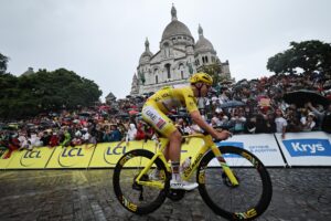 El corredor esloveno Tadej Pogacar, del equipo UAE Team Emirates pasa por el Sacre-Coeur durante la etapa 21 del Tour de Francia en París.EFE/EPA/CHRISTOPHE PETIT TESSON