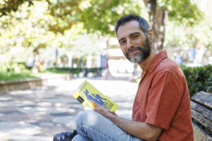 El escritor Toni Sánchez posa para EFE durante una entrevista con motivo de la presentación de su nuevo libro 'Atrapada en la oscuridad' en Zaragoza. EFE/ Javier Belver