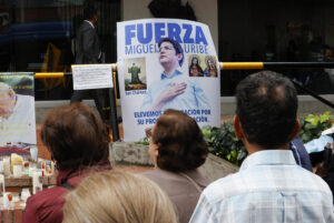 Foto de archivo de personas rezando frente a la clínica Fundación Santa Fe por la recuperación del senador y precandidato presidencial colombiano Miguel Uribe Turbay en Bogotá (Colombia). EFE/ Mauricio Dueñas Castañeda