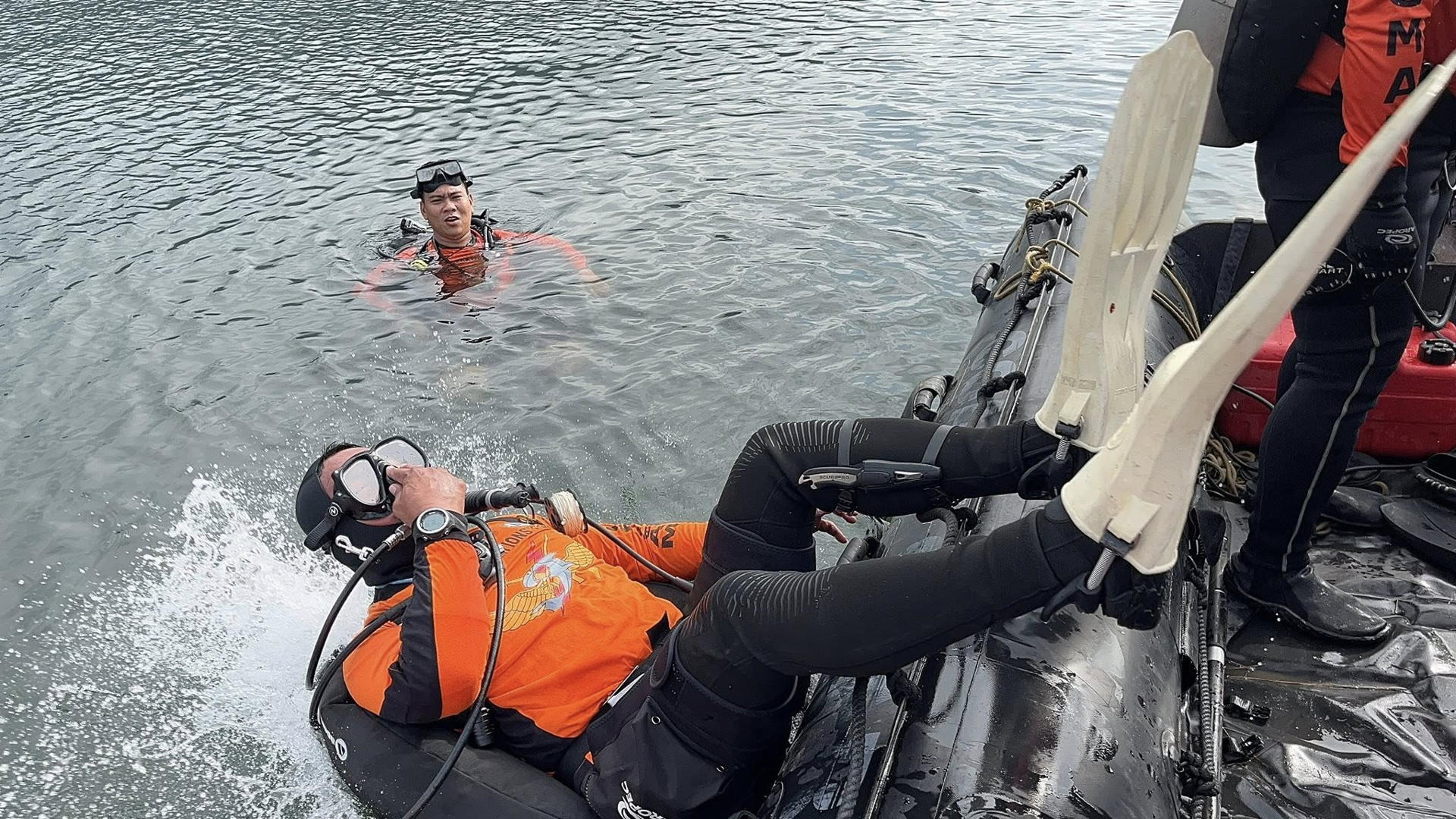 MANILA, 11/07/2025.- Equipos de submarinistas de los guardacostas filipinos buscan este viernes en las aguas del lago que rodea al volcán Taal los cadáveres de 34 hombres vinculados a apuestas en peleas de gallos, supuestamente asesinados con colaboración de agentes de Policía. Los guardacostas de Filipinas hallaron un saco con lo que parecen ser huesos humanos calcinados e identificaron otros posibles restos en el fondo de un lago volcánico, durante una operación este viernes para buscar los cadáveres de 34 hombres vinculados a apuestas en peleas de gallos, supuestamente asesinados por policías.-EFE/ Guardacostas Filipinos ***SOLO USO EDITORIAL/SOLO DISPONIBLE PARA ILUSTRAR LA NOTICIA QUE ACOMPAÑA (CRÉDITO OBLIGATORIO)***
