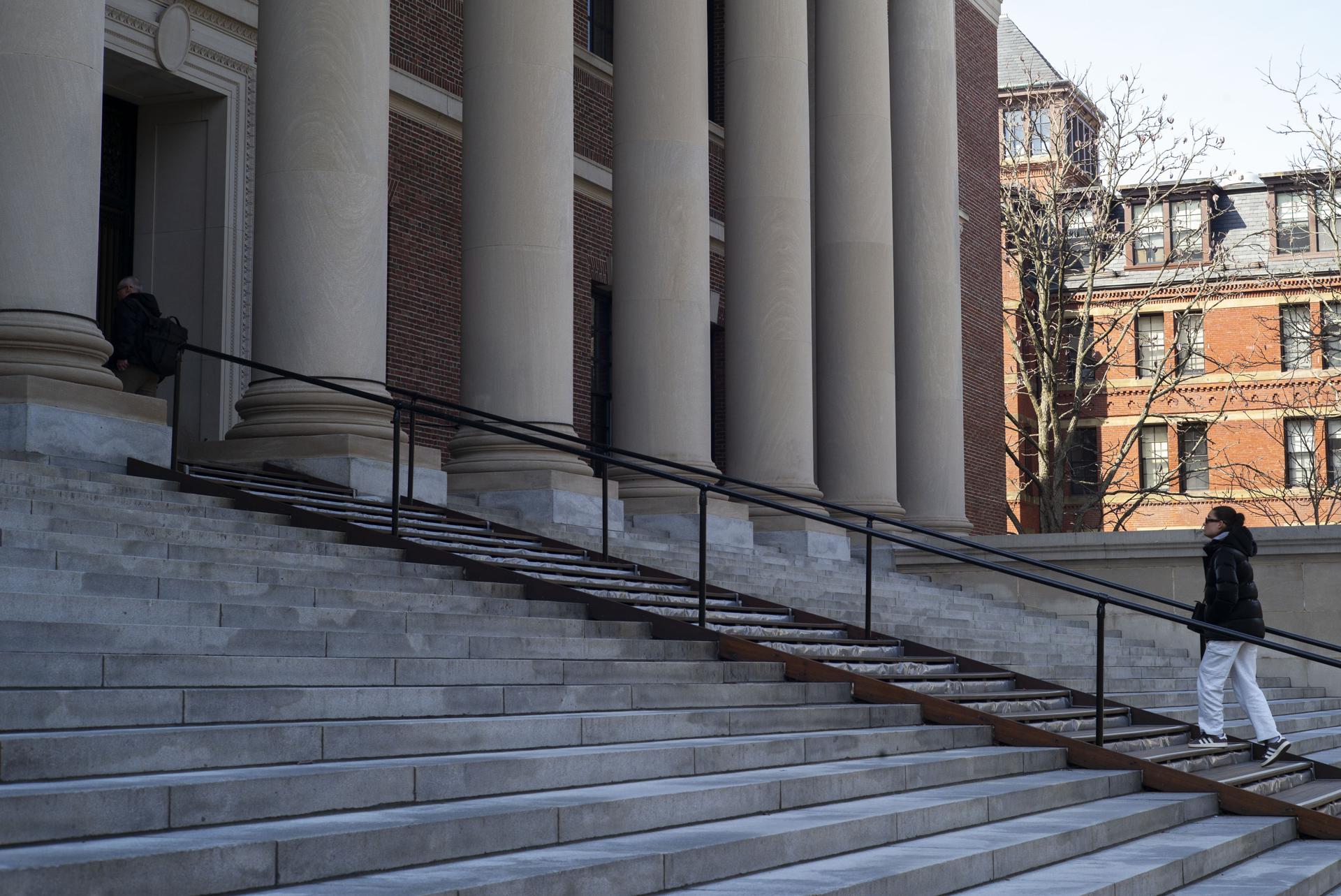 Fotografía de archivo que muestra la fachada de la Biblioteca Harry Elkins Widener, en la Universidad de Harvard. EFE/EPA/CJ GUNTHER