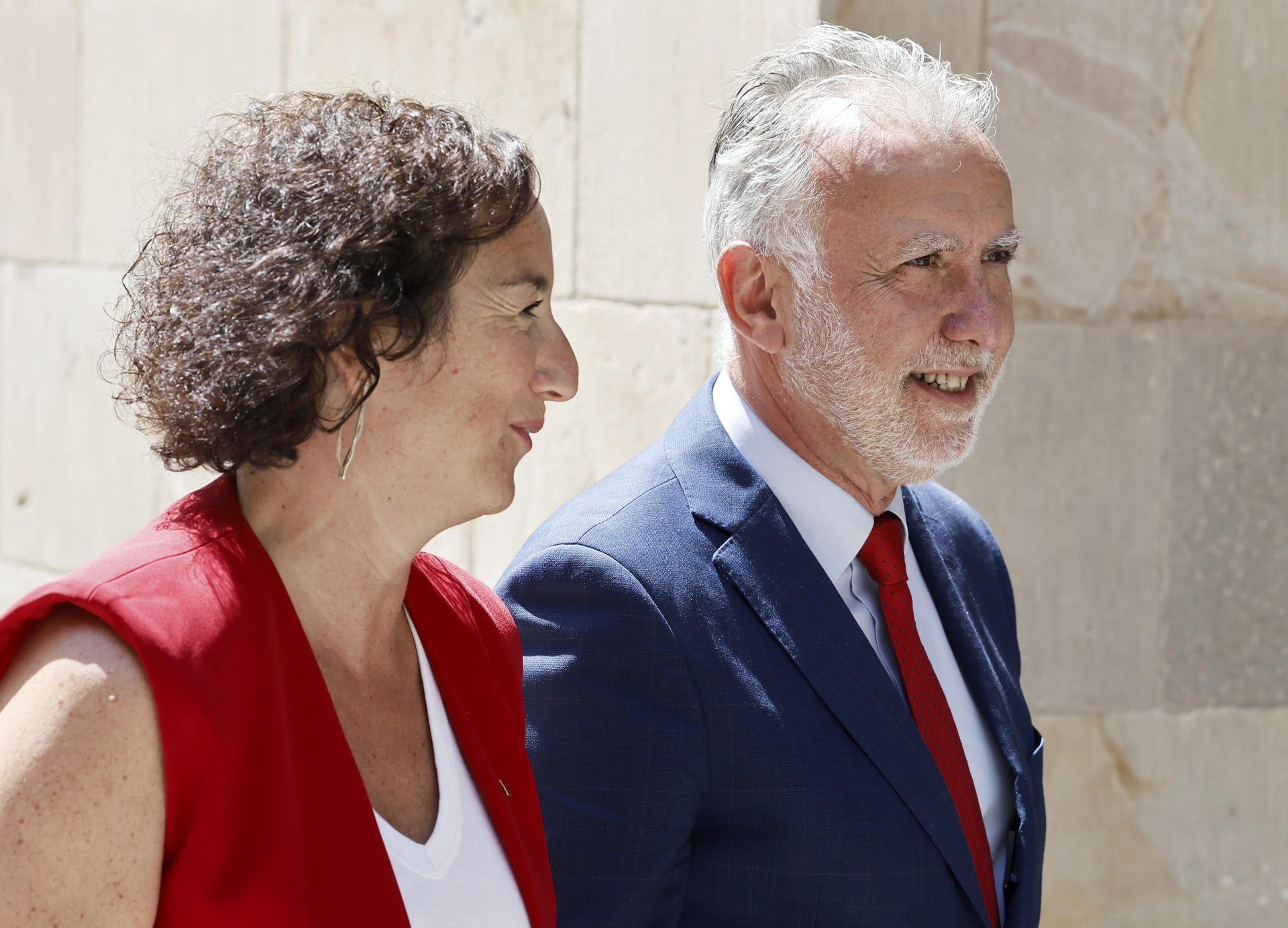 La consellera de Economía, Alicia Romero (i), junto al ministro de Política Territorial y Memoria Democrática, Ángel Víctor Torres, a su llegada a la reunión de la Comisión Bilateral entre el Ejecutivo central y el Govern que ha acordado la financiación singular de Cataluña. EFE/Andreu Dalmau
