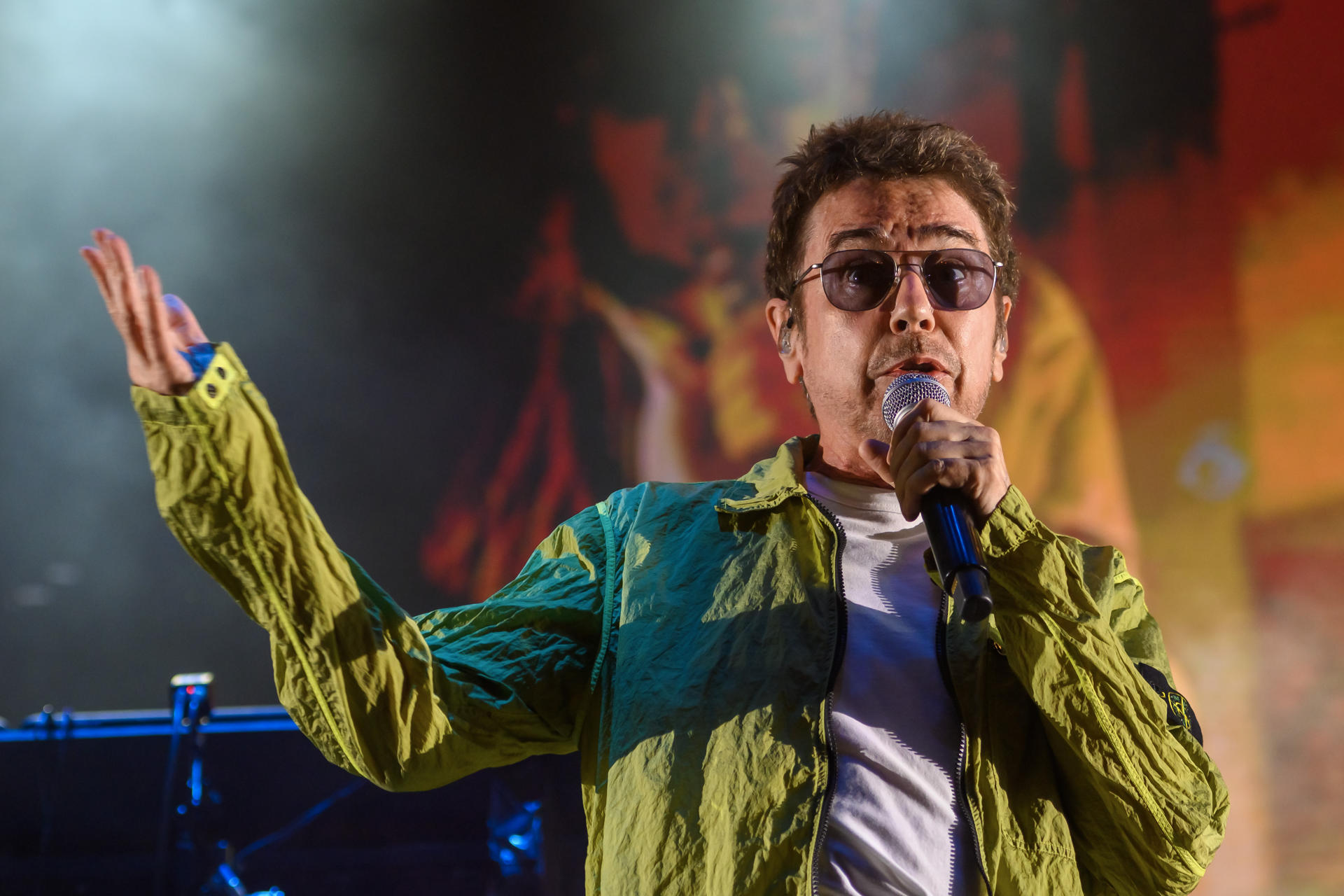 El compositor e intérprete francés de música electrónica, Jean Michel Jarre, durante su actuación hoy martes en la Plaza de España de Sevilla incluido en el Icónica Sevilla Fest que se celebra en la capital andaluza. EFE/Raúl Caro