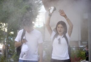 Imagen de archivo de unos jóvenes refrescándose en unos difusores de agua durante una ola de calor en Tokio (Japón). EFE/EPA/FRANCK ROBICHON