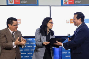 Fotografía tomada de la cuenta oficial de red social X del Ministerio de Salud de Perú de la directora ejecutiva de Salud Mental del Ministerio de Salud de Perú, la doctora July Caballero Peralta (c), recibiendo el premio internacional a la Gestión y Liderazgo en Servicios de Salud 2025 entregado por el presidente del Consejo de Ministros peruano, Eduardo Arana (d), y el ministro de Salud, César Vásquez este martes, en Lima (Perú). EFE/ Ministerio de Salud de Perú.