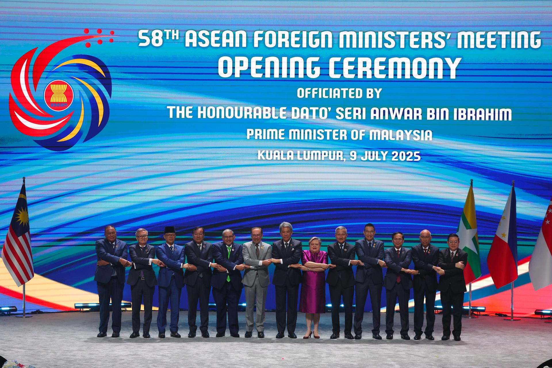 Foto de familia de los ministros de Exteriores de la ASEAN, en la reunión en Kuala Lumpur.
EFE/EPA/FAZRY ISMAIL